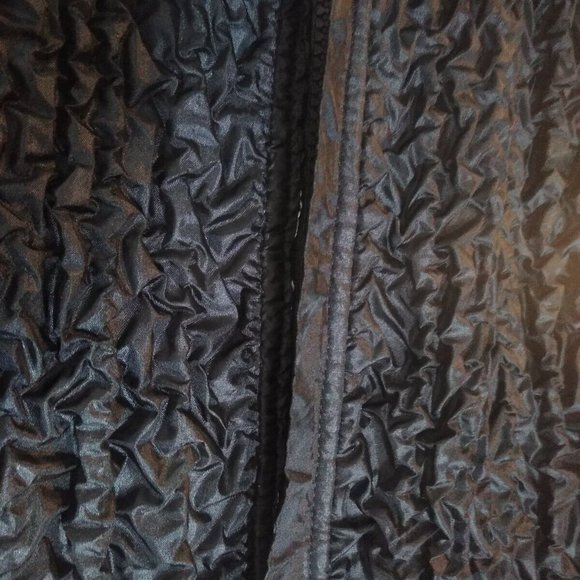 Puffy Crinkle Women's Reversible Black & White Vest Pleated in Front Stretchy - Picture 3 of 7